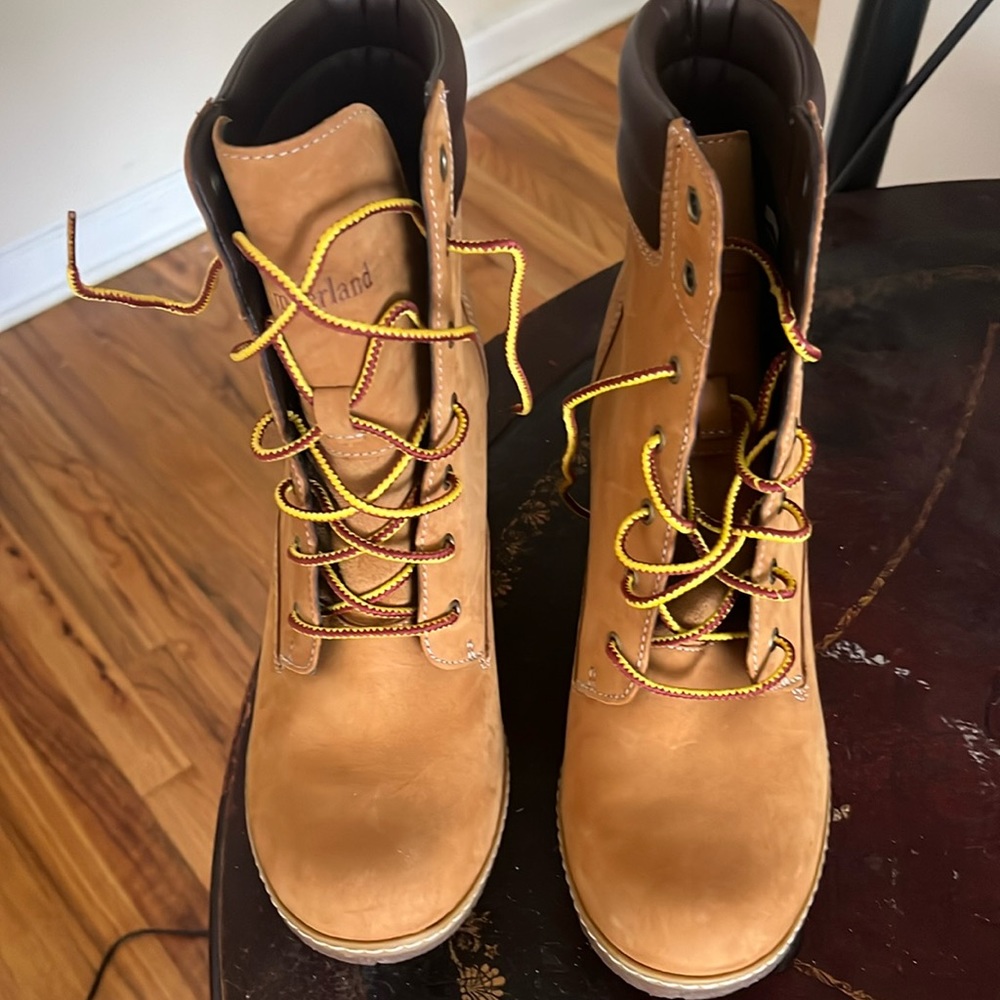 Size 8.5 timberland woman’s “construction” boots. Never worn.